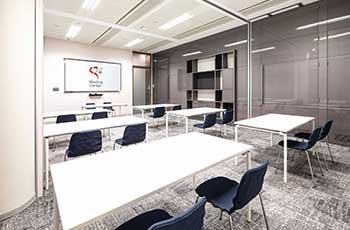 Sala Riunioni M07 + M08 in configurazione con banchi per corsi formazione | Uffici aredati al LoVi Business Center - Lorenteggio Village Milano